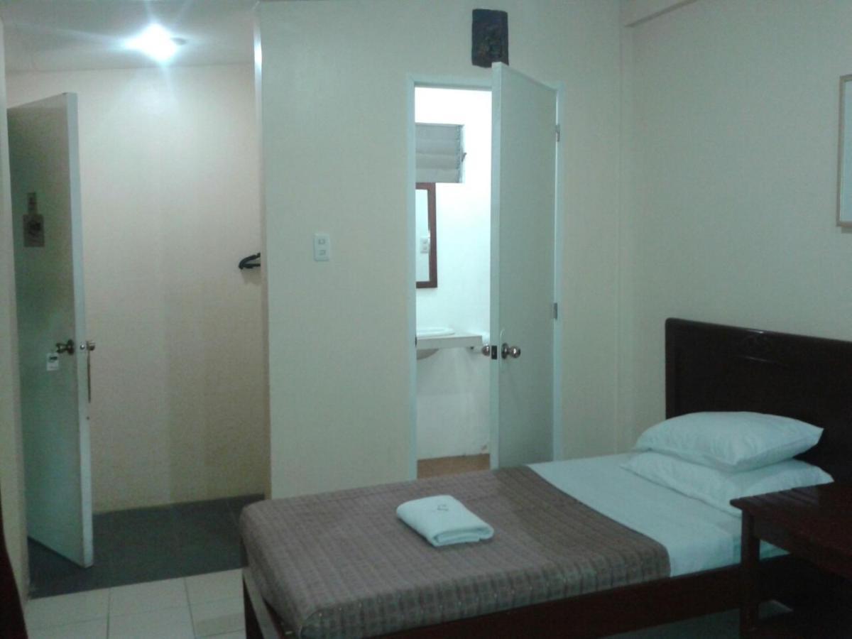 11Th Street Bed And Breakfast Bacolod Buitenkant foto