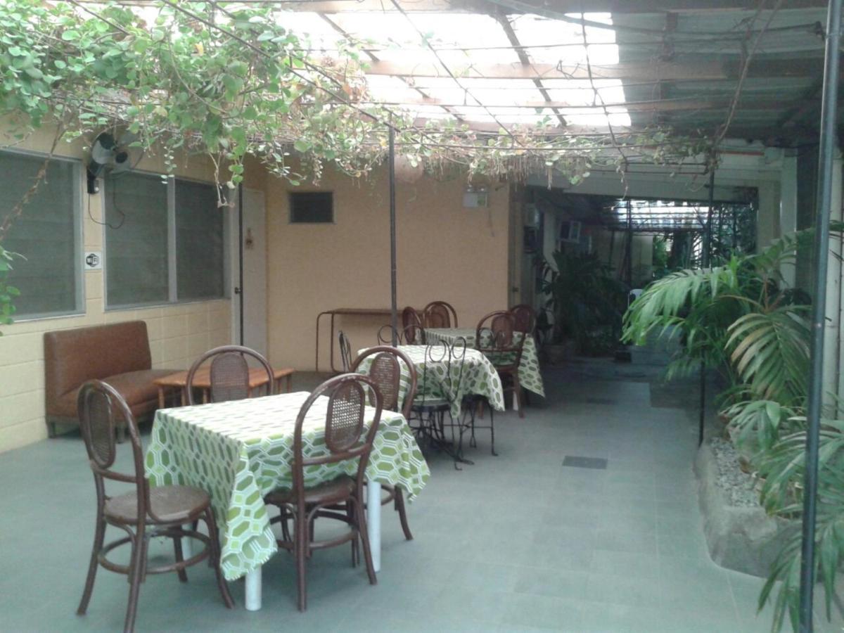 11Th Street Bed And Breakfast Bacolod Buitenkant foto